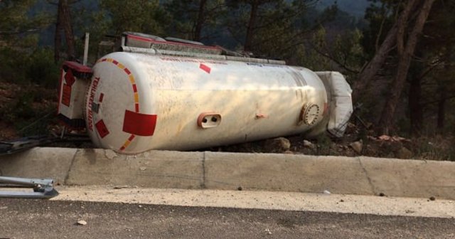 Balıkesir&#039;de akaryakıt tankeri devrildi, 1 ölü