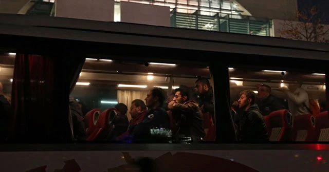 Belediye Başkanı, Merkel’e bir otobüs dolusu mülteci gönderdi
