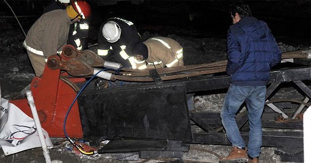 Belediye binasında vinç devrildi, 1 ölü 1 yaralı