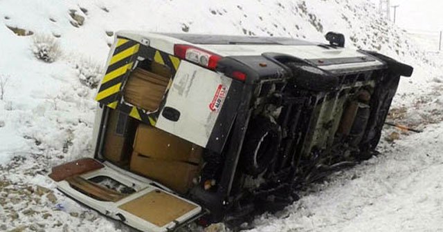 Cenazeye giden minibüs şarampole devrildi, 8 yaralı