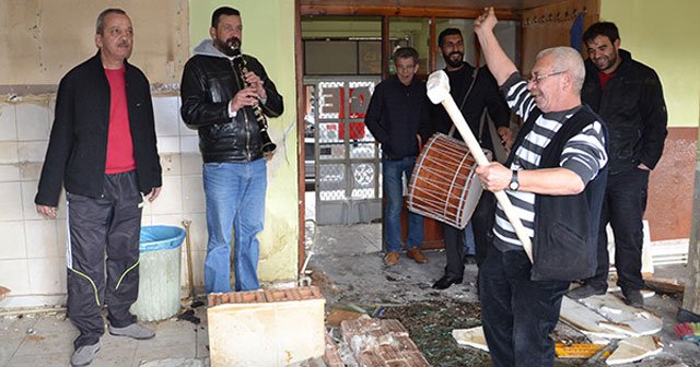 Davul zurnayla iş yerini yıktı