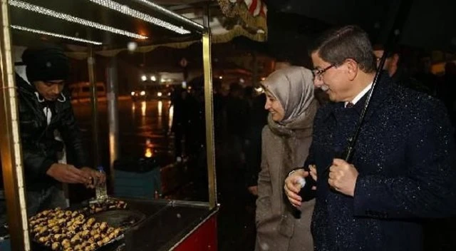 Davutoğlu eşi ile fotoğrafını Instagram'dan paylaştı