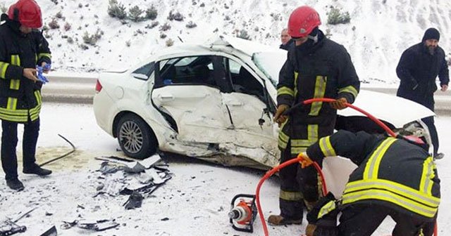 Denizli&#039;de feci kaza, 1 ölü, 3 yaralı