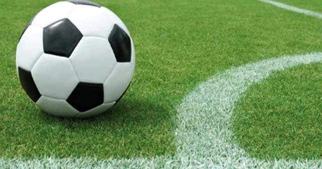 Dili boğazına kaçan futbolcuyu doktor hakem kurtardı