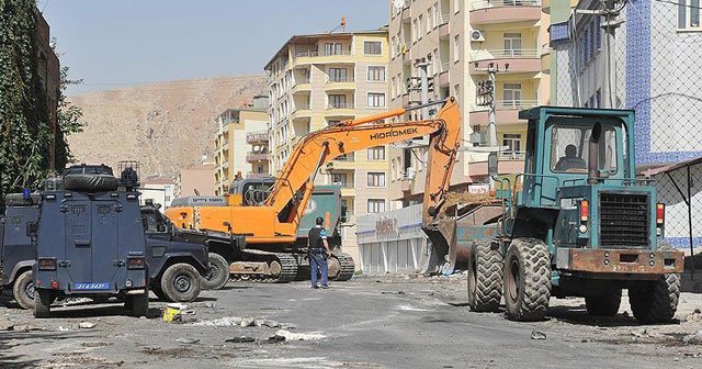 Diyarbakır&#039;da bazı belediyelerin iş makinelerine el konuldu