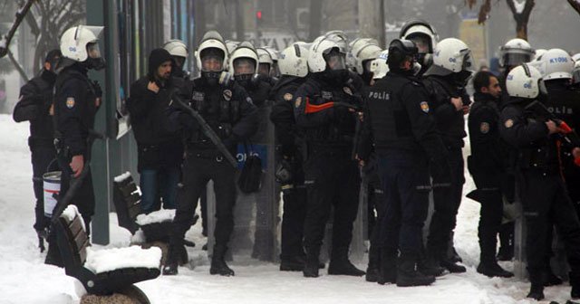 Diyarbakır&#039;da izinsiz yürüyüşe polis müdahalesi