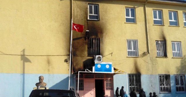 Diyarbakır'da okula molotoflu saldırı