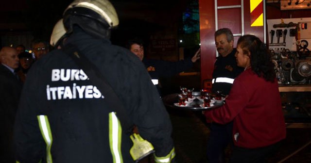 Dükkanını kurtaran itfaiye ve polislere çay ikram etti