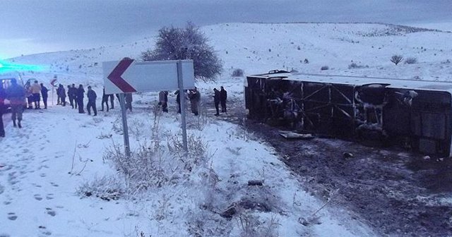 Elazığ&#039;da otobüs devrildi, 26 yaralı