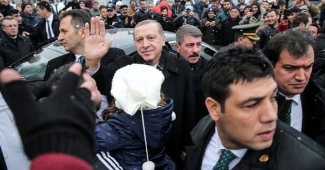 Erdoğan'ı aracından indiren sevgi