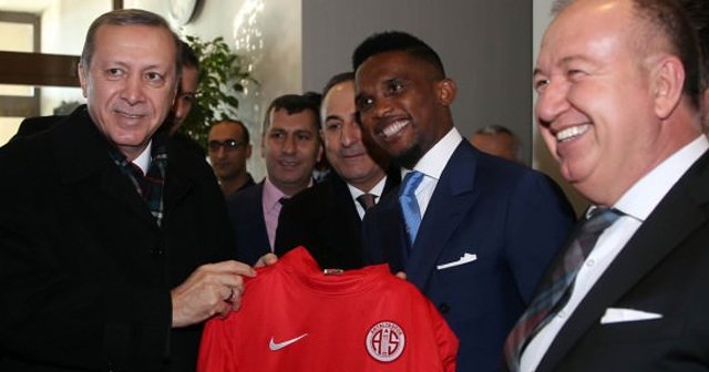 Eto&#039;o Erdoğan&#039;a formasını hediye etti