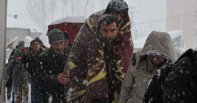 Hakkari Yüksekova'da hastayı mahalleli kurtardı