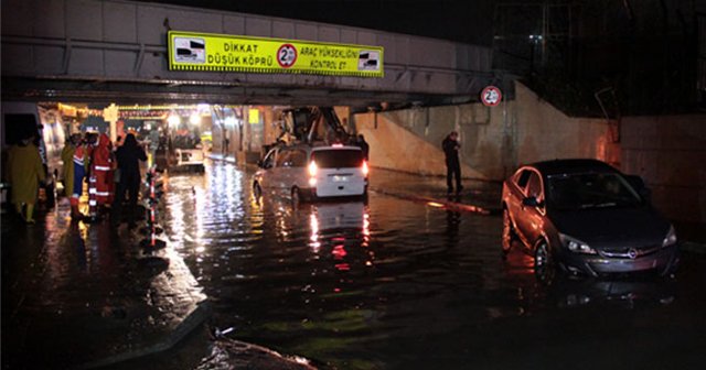 İstanbul&#039;da sağanak yağış etkili oldu