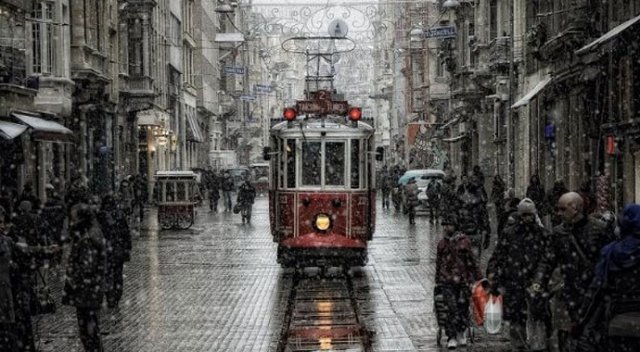 İstiklal Caddesi&#039;nde korkutan yangın