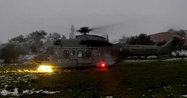 İzmir&#039;de askeri helikopter zorunlu iniş yaptı