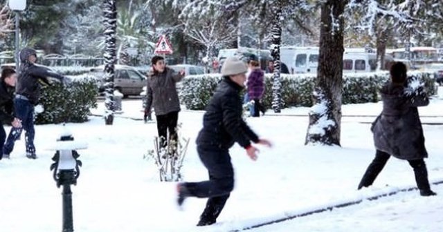 İzmir&#039;de eğitime kar engeli