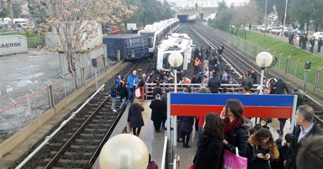 İzmir&#039;de metro kazası, çok sayıda yaralı var