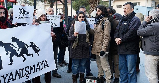 İzmir&#039;de sığınmacılar için &#039;sınırı açın&#039; eylemi