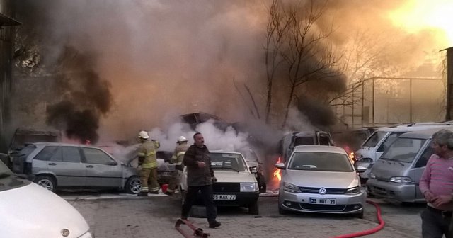 İzmir’de yılın ilk günü 11 araç yanarak hurdaya döndü