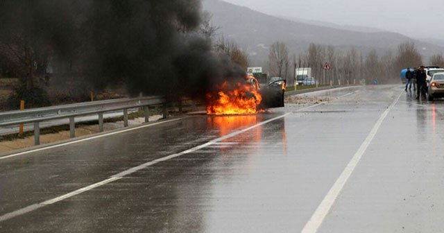 Kaza yapan otomobil alev topuna döndü