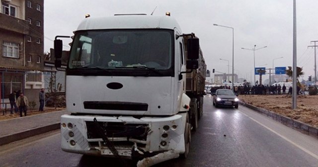 Kızıltepe&#039;de TIR ile otomobil çarpıştı