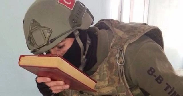 Kur'an-ı Kerim'i öpüp, başına koydu