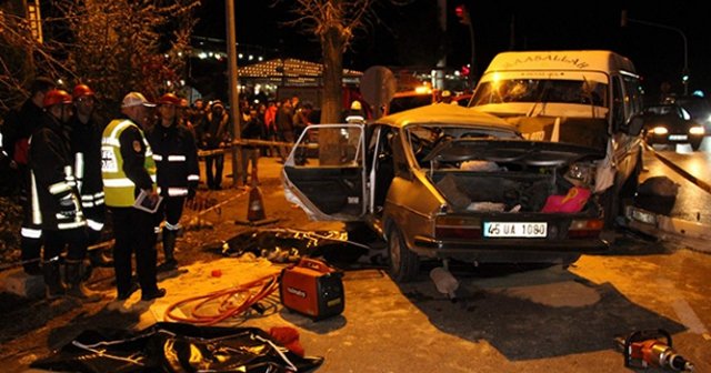 Manisa&#039;da otomobil ile minibüs çarpıştı, 4 ölü