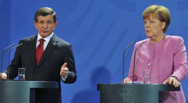 Merkel&#039;in geçiştirdiği soruya Davutoğlu&#039;ndan müthiş cevap