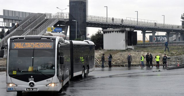 Metrobüs durağında korkutan patlama