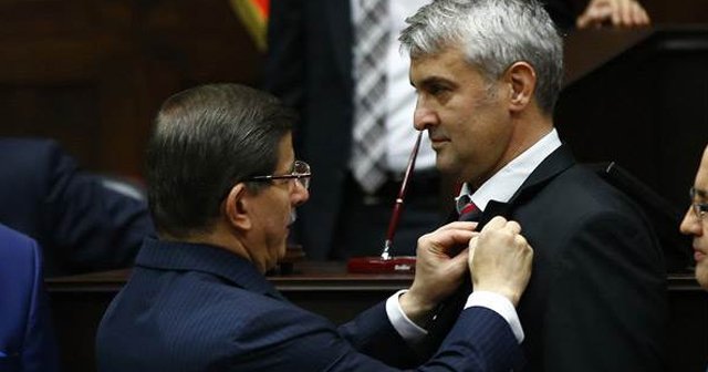 MHP’den AK Parti’ye geçtiler, rozetleri Davutoğlu taktı