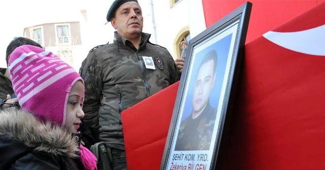 Minik Esma'dan şehit babaya veda