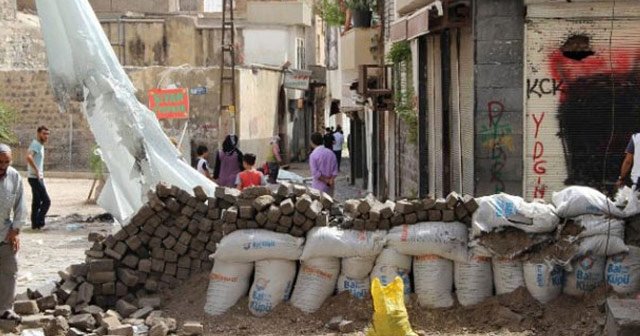 PKK&#039;lı teröristler vatandaşların evlerini yakıyor