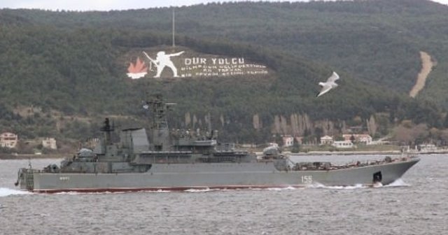 Rus savaş gemisi Çanakkale Boğazı&#039;ndan geçti