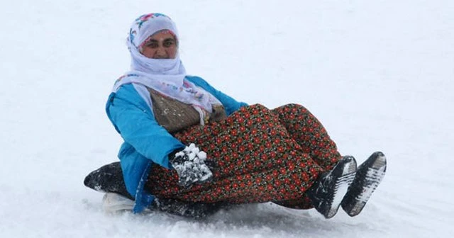 Şalvarlı teyzeler karın tadını böyle çıkardı