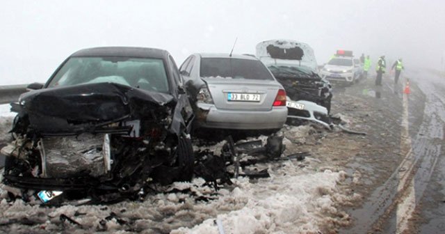 Şanlıurfa&#039;da 12 araçlık zincirleme kaza, 8 yaralı