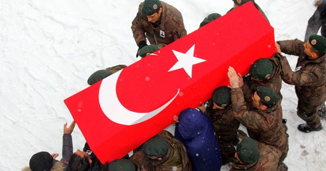 Şehidin cenazesini meslektaşları omuzladı