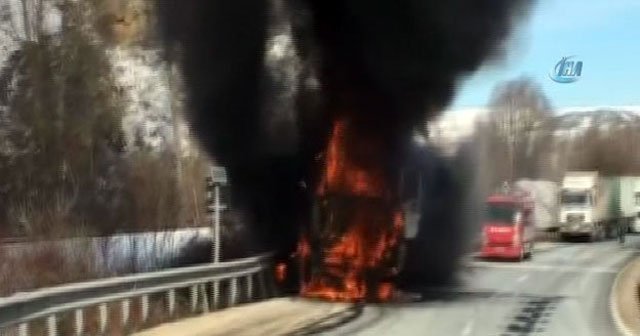 Seyir halindeki TIR alev alev yandı