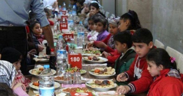 Suriyeli yetimlere Adana Kebabı