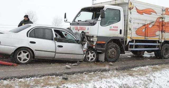 Tekirdağ&#039;da kamyonla otomobil çarpıştı, 2 ölü