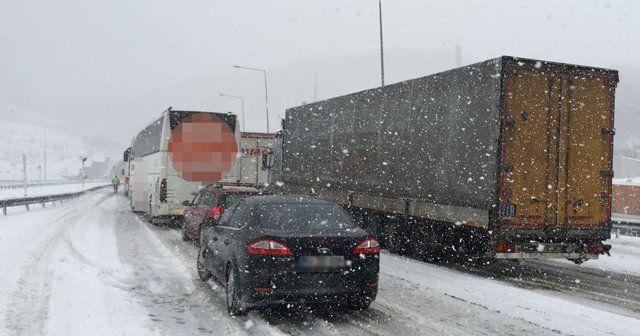 TEM&#039;de kaza, İstanbul yönü ulaşıma kapandı