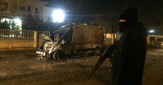 Teröristler Batman&#039;da ambulans yaktı