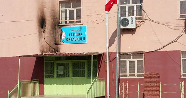 Teröristler yine okullara saldırdı