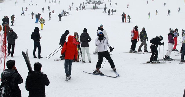 Uludağ’da kar yağdı, pistler doldu taştı