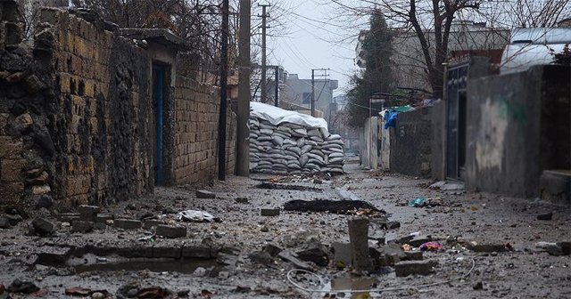 Vatandaşların evine el koyan teröristler sivillere ateş açtı