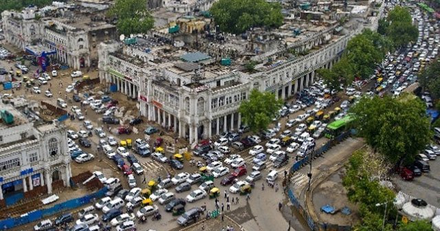 Yeni Delhi’de trafiğe plakalı çözüm