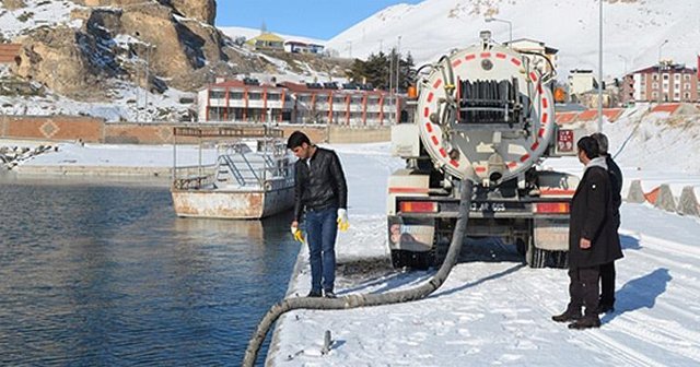 Yolların buzunu Van Gölü&#039;nün sodalı suyu çözüyor