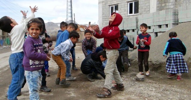 'Çocuklar taş yerine oyuncaklarla oynasın'