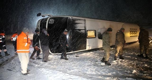 4 yolcu otobüsü devrildi! 85 yaralı