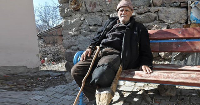 81 yıldır kendi yaptığı &#039;tahta protez bacakla&#039; yaşıyor