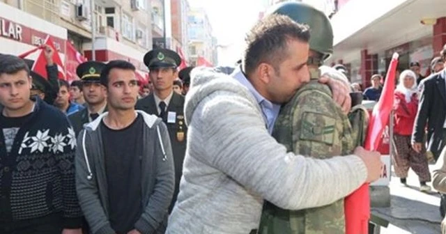 Ağlayan askeri vatandaş teselli etti